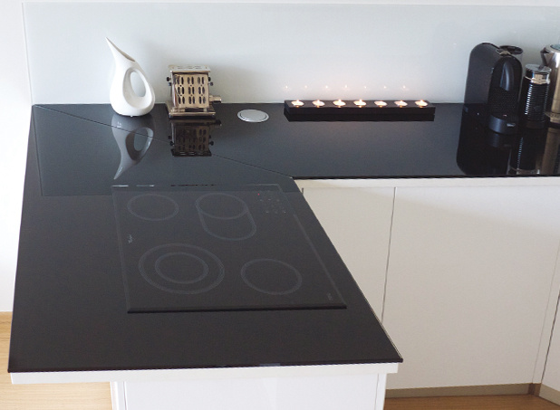 Černá skleněná deska – praktičnost a elegance v kuchyni 