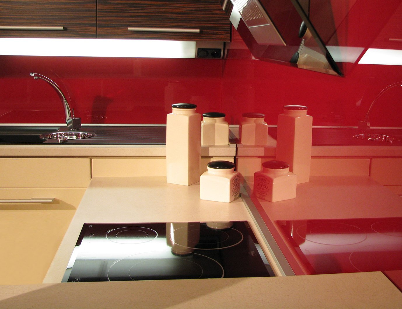 Moderní tmavě červený obklad do kuchyně