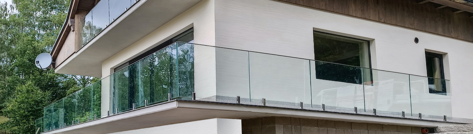 Luxusní skleněné zábradlí na míru na schody, balkony i terasy