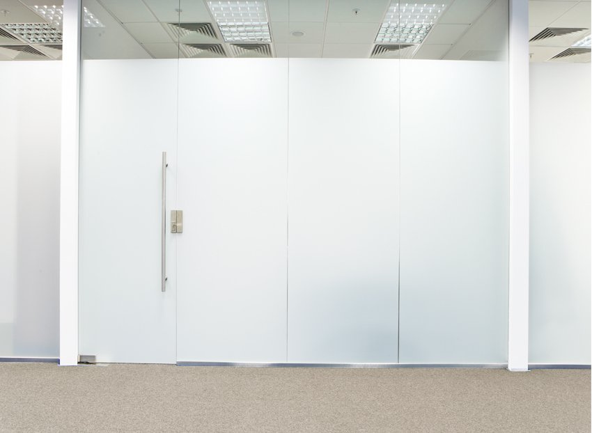 Presklená stena s dverami ako elegantné oddelenie kancelárskych priestorov