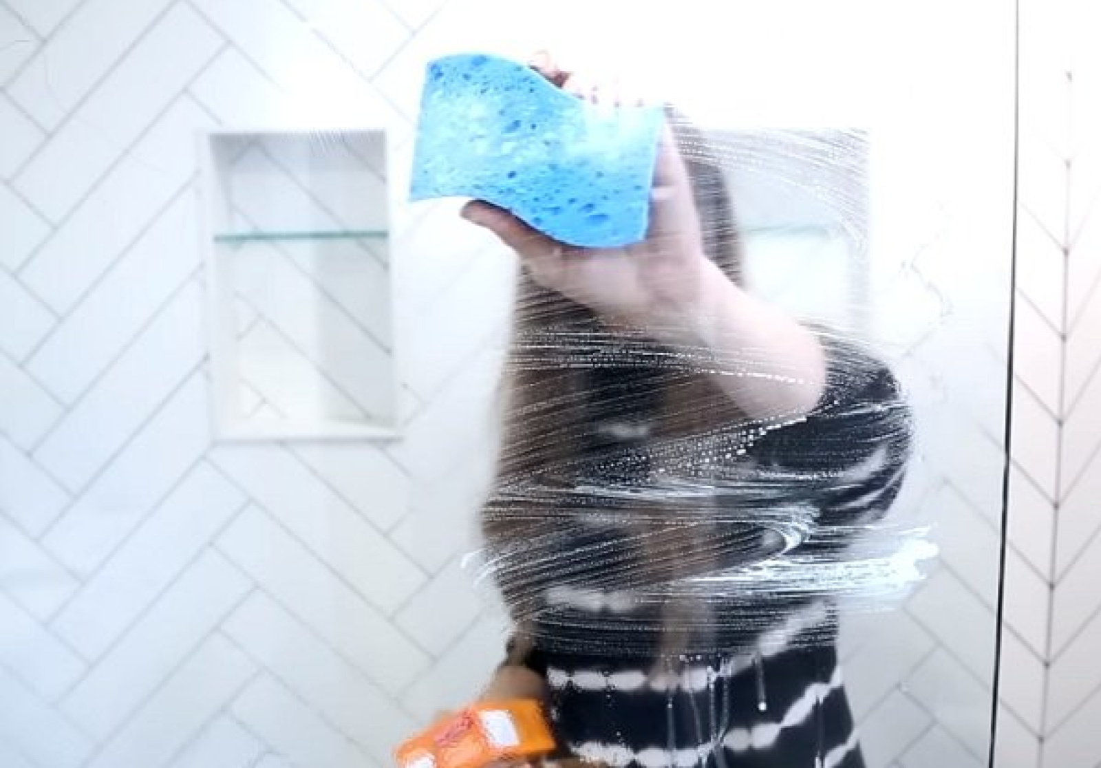 Ako správne vyčistiť sklenené dvere v sprche?