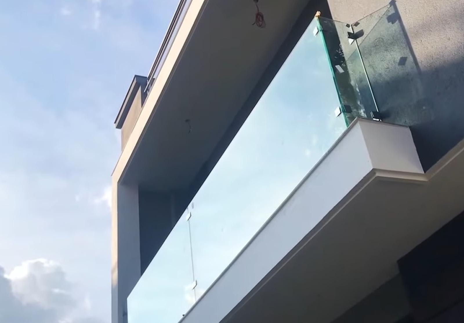 Výhody skleneného zábradlia na balkóne 