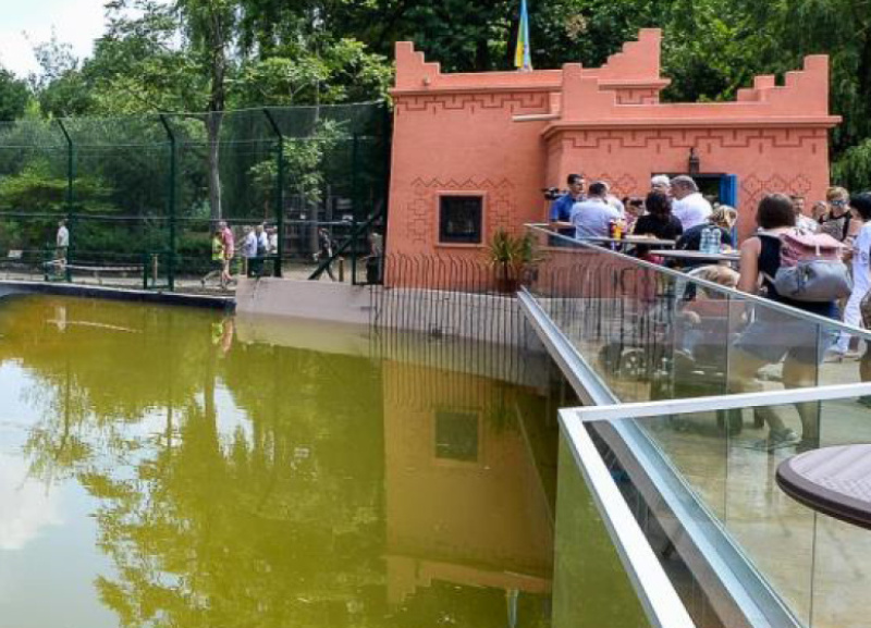 Sklenené zábradlia v pražskej zoo pre bezpečný výhľad pre návštevníkov