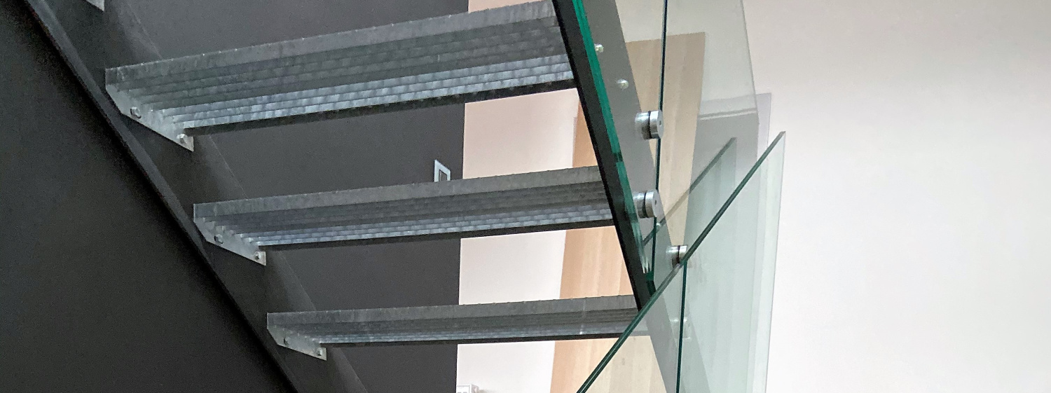  Moderní skleněné zábradlí na schodiště